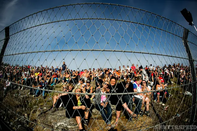 Crowd waiting for some Powerslide